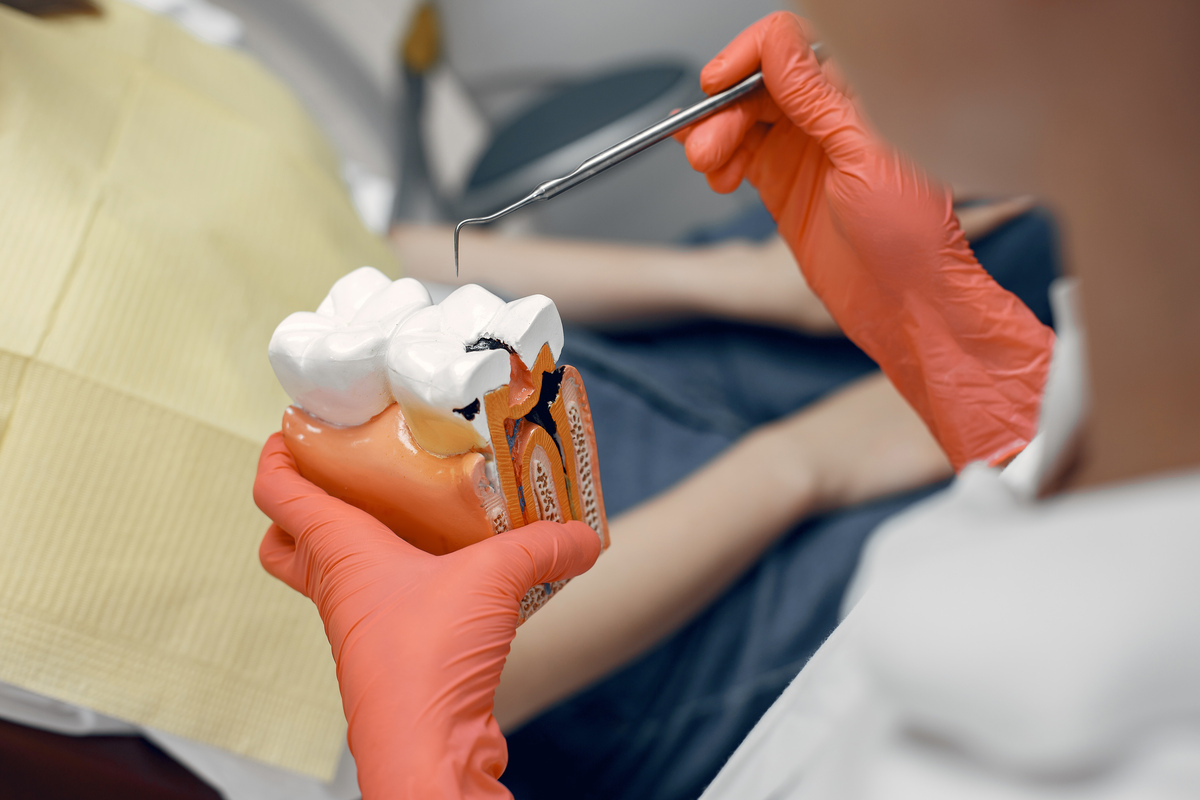 how a dentist treats tooth pain with root canal therapy